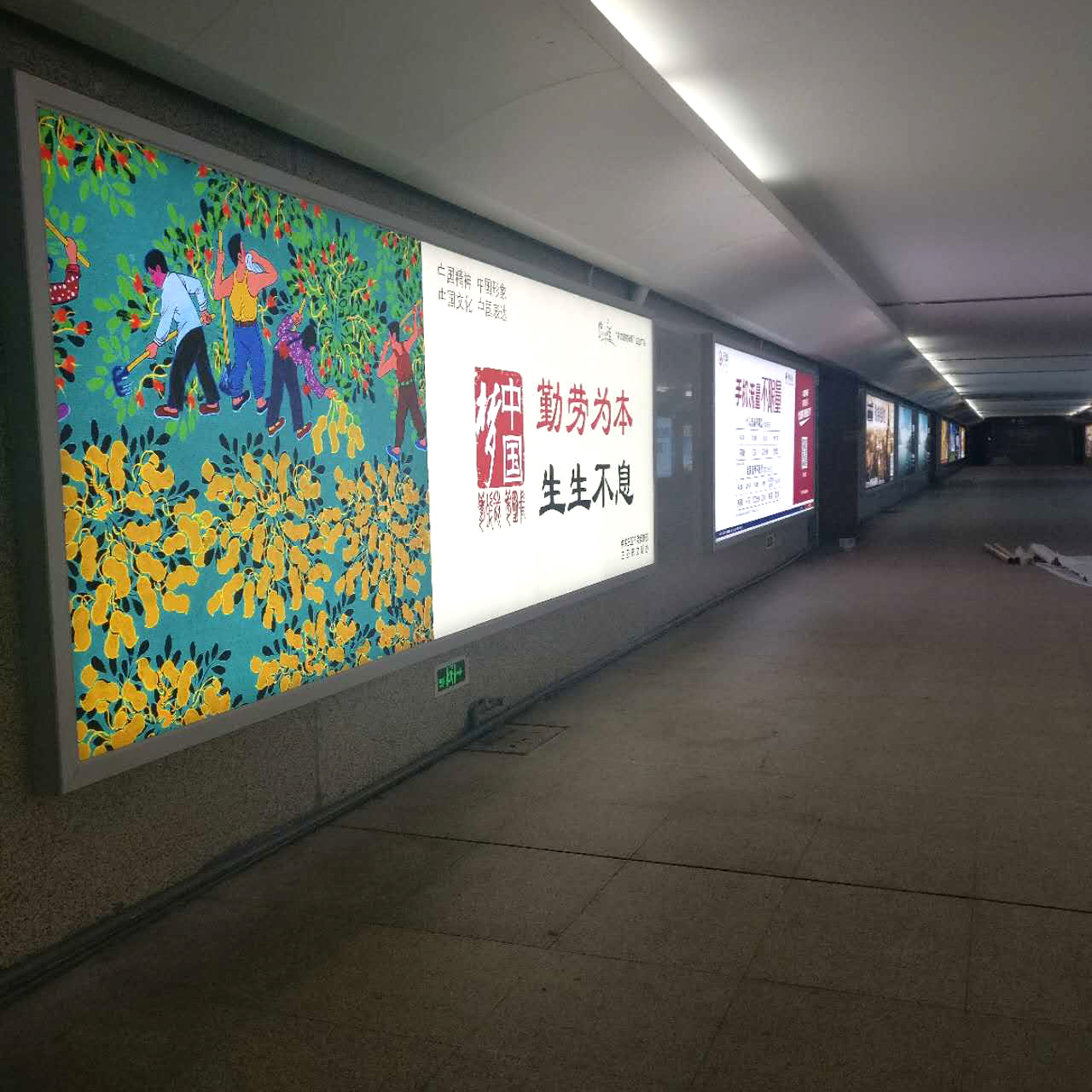 海南三亞高鐵廣告拉布燈箱